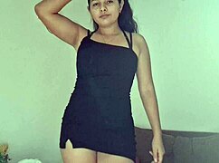 इंडियन 18-ईयर-ओल्ड प्रिंसेस वेट पस्सी और बड़ा अस्स दिखाती है