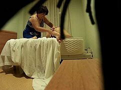 Pareja pillada en un hotel mientras ella le come el culo y le mete un dedo en el ano a su novio 😈