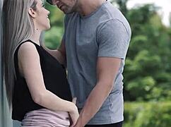 क्लासी ब्लोंड झुककर जोरदार चुदाई पेली गई