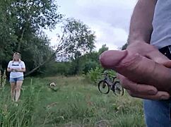 OMG, I flashed my dick near this hot girl, she wanna see me cum!