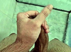 vem tomar banho comigo e bater uma punheta para mim 😘