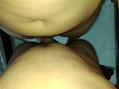 chica con coño apretado folla al amigo de su esposo