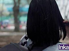 Tímida colegiala de 18 años culona es pillada por desconocido de verga enorme 😱