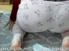 अरब मिल्फ पजामा में डॉगी करती है, बड़े टिट्स और एनल डिल्डो से मजा