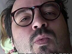 la rubia cabalga como experta vaquera