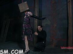 Watch this babe get her slit pleasured in the contest