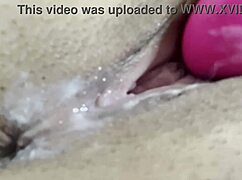 Me masturbo en un baño público mientras no hay nadie alrededor, qué locura 😅