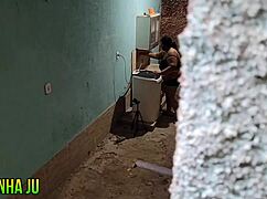 vizinha safada toma gozada na cara do vizinho