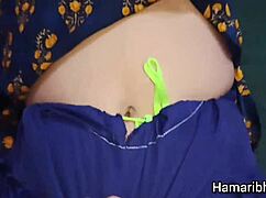 यो, देखो ये देसि इंडियन भाभी घर में पति के बाहर होने पर ज़ोर से पाउंड हो रही है!