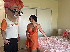 अरे, दया पॉर्नड्यूड के साथ काउगर्ल राइड करती है जो अपार्टमेंट हिलाती है