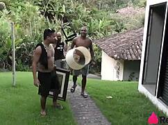 patroa safada paga ajudantes com mamada e foda no pelo