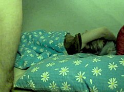 मेरा स्टेपडाड मिडनाइट को कमरे में आया और मेरी चूत में कम आया?