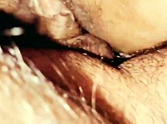 आंटी के साथ बेड शेयर करना क्यूम डालकर गंदा हो गया!