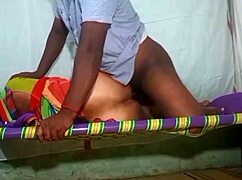 तमिल साड़ी आंटी होममेड क्लिप में डॉगी स्टाइल के लिए बेंट ओवर