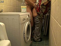 Mujhe takleef ho rahi hai dekh kar ki meri amateur biwi hubby ke gayab hone par basement mein rough sex le rahi hai