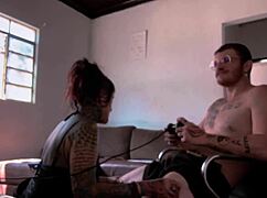bastidores da grava��o chupando o carmona jogando video game
