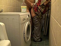 Mujhe takleef ho rahi hai dekh kar ki meri amateur biwi hubby ke gayab hone par basement mein rough sex le rahi hai