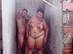 वाह! देखो ये लातीना मिल्फ यूएसए से अपने यंग नेबर को सक्शन और राइड कर रही है बेयरबैक!