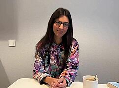 नर्डी ग्लासेस गर्ल आउटडोर फेशियल चाहती है टोटल निम्फो के रूप में