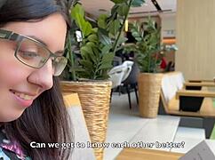 नर्डी ग्लासेस गर्ल आउटडोर फेशियल चाहती है टोटल निम्फो के रूप में