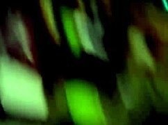 कैसे मैं अपनी फैट वाइफ को स्क्रू करूँ जबकि टाइट टीन सौतेली बेटी देख रहा हूँ?