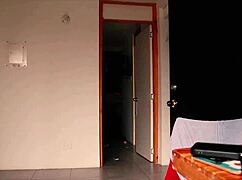 Puta Peligrosa Folla a un Tipo Arruinado Tras Amenazarlo con Cuchillo. Monta Duro Sin Condón!