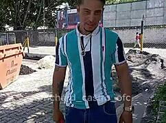 novinha de 18 anos chupando ator porno no ônibus