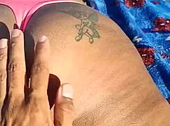 esposa gostosa se exibindo em praia p�blica chupando o marido e levando gozada na cara ad�o e eva