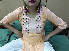 इंडियन स्टेपमॉम 2025 में स्टेपसन को हॉट हिंदी ऑडियो के साथ बांग करती है, यंग 18+ बेब वाइल्ड हो जाती है!