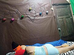 el fantasma folla a la pareja en cama estigmatizada por seres de otro mundo