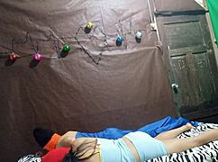 el fantasma folla a la pareja en cama estigmatizada por seres de otro mundo