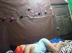 el fantasma folla a la pareja en cama estigmatizada por seres de otro mundo