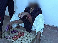 sabji wali bhabhi enjoys masti sex in reality