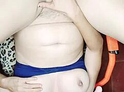 Que sabroso se siente bien profundo este enorme pollon y mira como sale mi leche a chorros