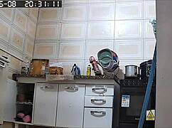 vizinha gostosa shows her big buceta while cleaning