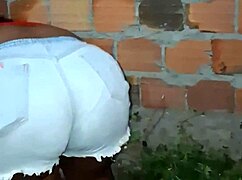 Vizinha da bunda grande limpando o quintal