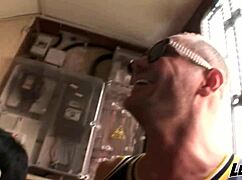 calent�n callejero chupando la gran verga de nacho vidal en la calle