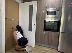 उत्तेजित होकर रसोई साफ कर रही थी, ग्लोरी होल में लंड मिला