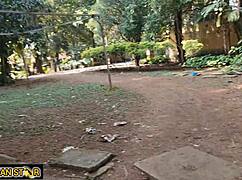 A filha do patr�o da fazenda chamou o pe�o pro meio do mato pra tirar a virgindade dela