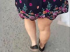 siguiendo a madura en la calle con falda e hilo