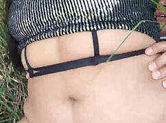 पब्लिक में फकिंग? देखो वह सुपर हार्ड स्क्वर्ट करती है!