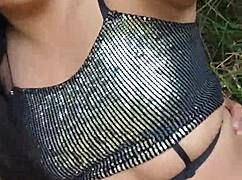 पब्लिक में फकिंग? देखो वह सुपर हार्ड स्क्वर्ट करती है!