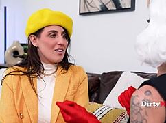 Juicy milf fingers wet pussy