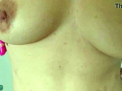 mature milf stretches pussy with brush and plug 😜