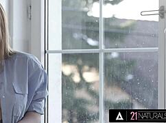 gorgeous red bird gets a hot cumshot on her pretty face, see it