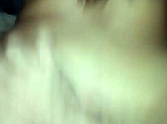 gostosa sentando no pau, ela geme alto enquanto cavalga