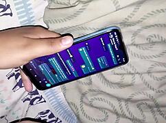 Descubro a mi hermanastra hablando con un chico de tinder y me presta su garganta a cambio de que no le cuente nada a sus padres