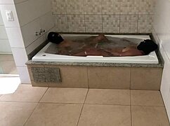 est�vamos na banheira relaxando e n�o resisti acabei dando minha bunda para o novinho