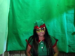 Cochina duende hembra de la navidad está muy caliente esperando un macho sucio para insertar pene en vagina latina.