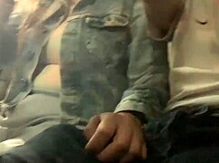 Le muestro mi verga en el bus público y ella decide venir a tocarla